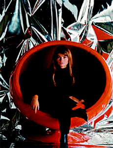 Françoise Hardy, Paris, 1967 – Pour une couverture, dans un fauteuil rouge typique des années 60. 